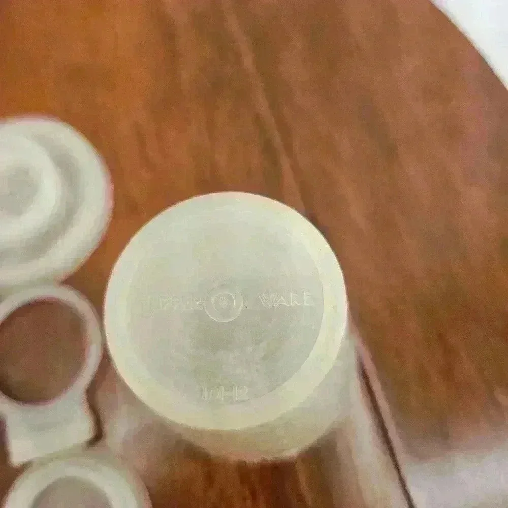 Tupperware Mini Salt & Pepper Shakers Yellow Blue USA Vtg  101-11 & 101-12 - Picture 3 of 11